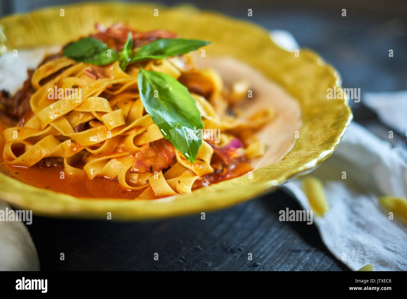 L'Italien pâtes penne aux tomates et pesto dans un restaurant jpg Banque D'Images
