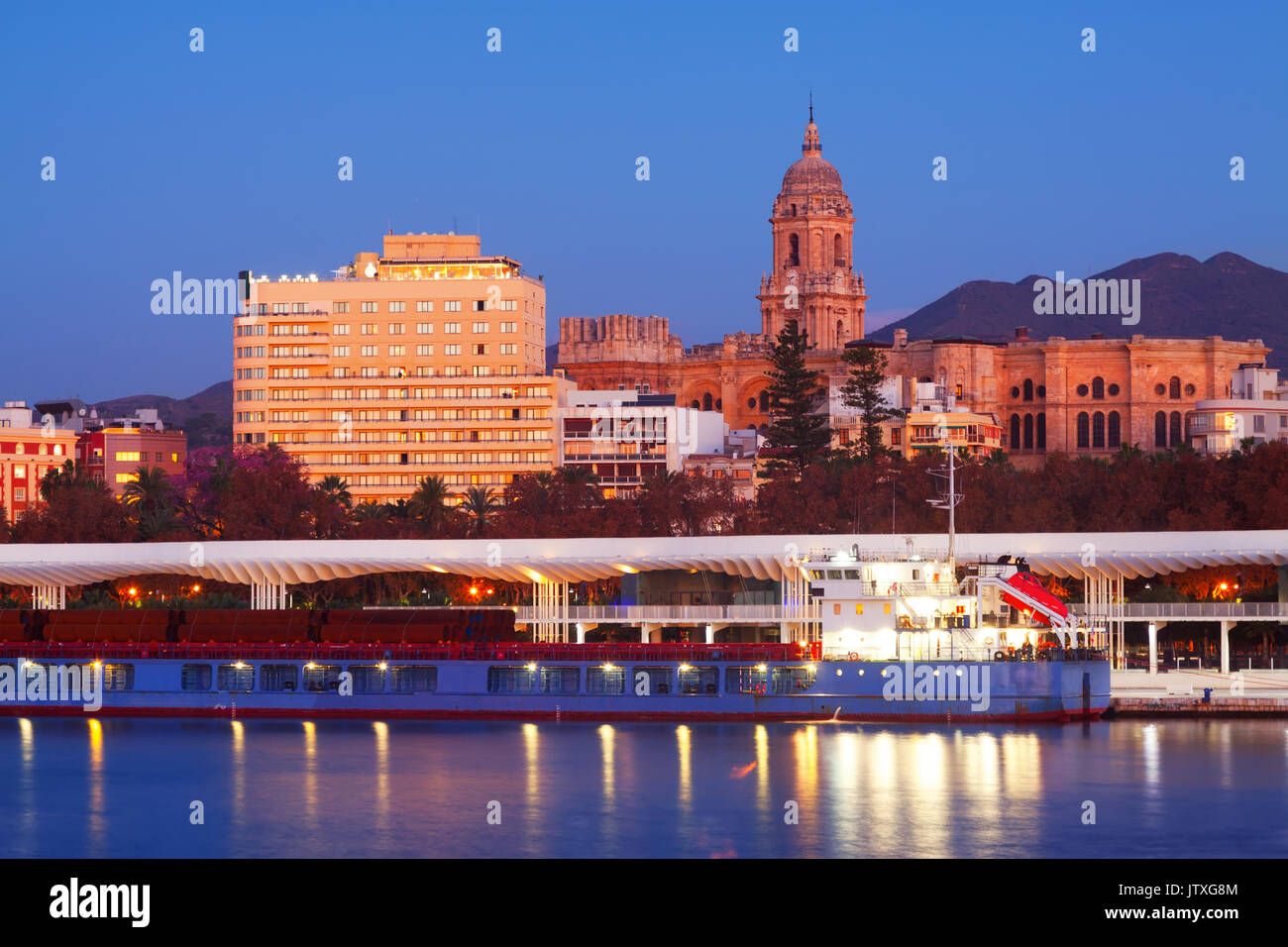 Station partie de Malaga du port dans la soirée. Espagne Banque D'Images