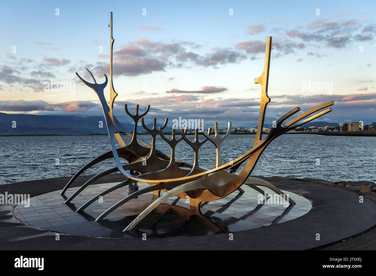 Sculpture Sun Voyager à Reykjavik, Islande au coucher du soleil Banque D'Images