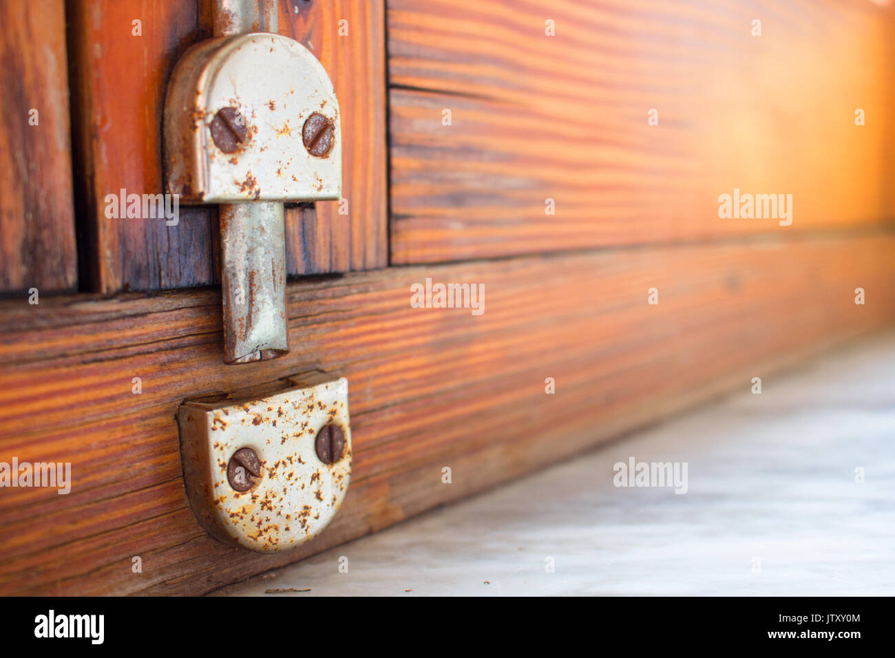Serrure. Verrou de fenêtre ancienne. Design traditionnel espagnol. Sol en  bois Photo Stock - Alamy
