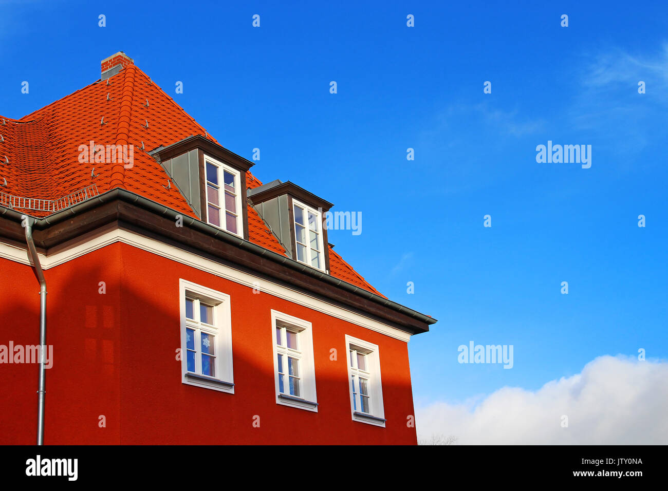 Toit de la maison contre le ciel bleu Banque D'Images