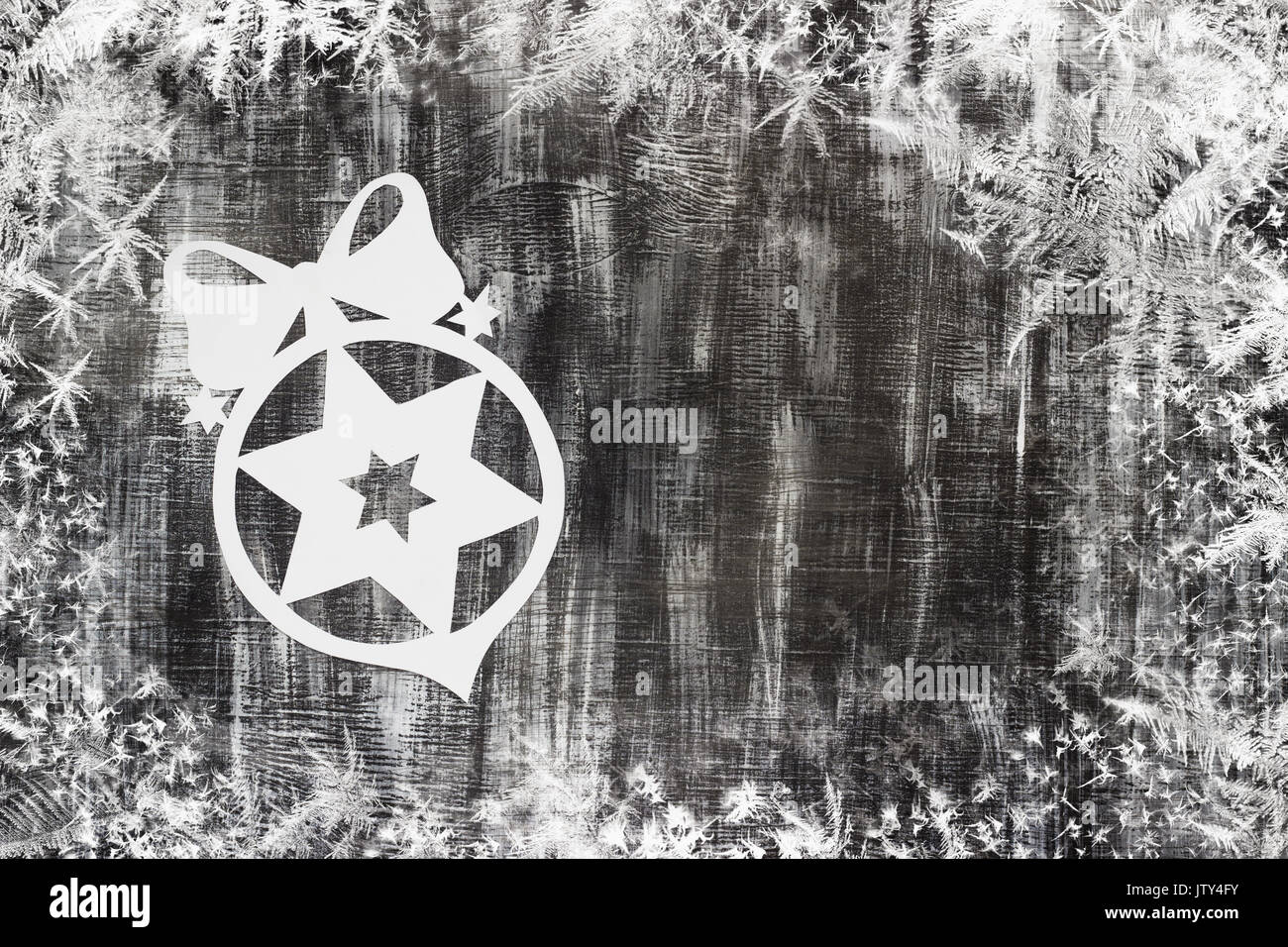 Flocons de couper plus de papier sur dark old arrière-plan avec l'emplacement pour un texte thème de Noël Banque D'Images