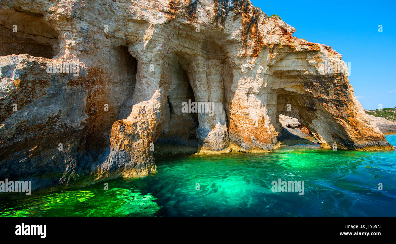 La Grèce, l'île de Zakynthos. L'une des plus belles grottes blue dans le monde. La mer Ionienne. Grottes bleues de l'île de Zakynthos Banque D'Images