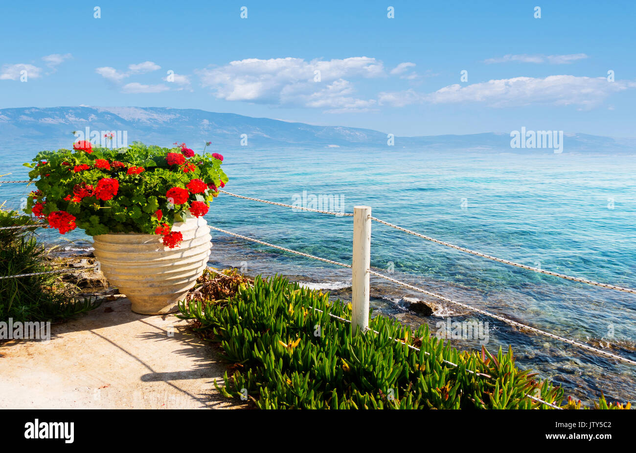 Une vue magnifique sur les montagnes dans la mer Ionienne, au petit matin sur l'île de Zakynthos Banque D'Images