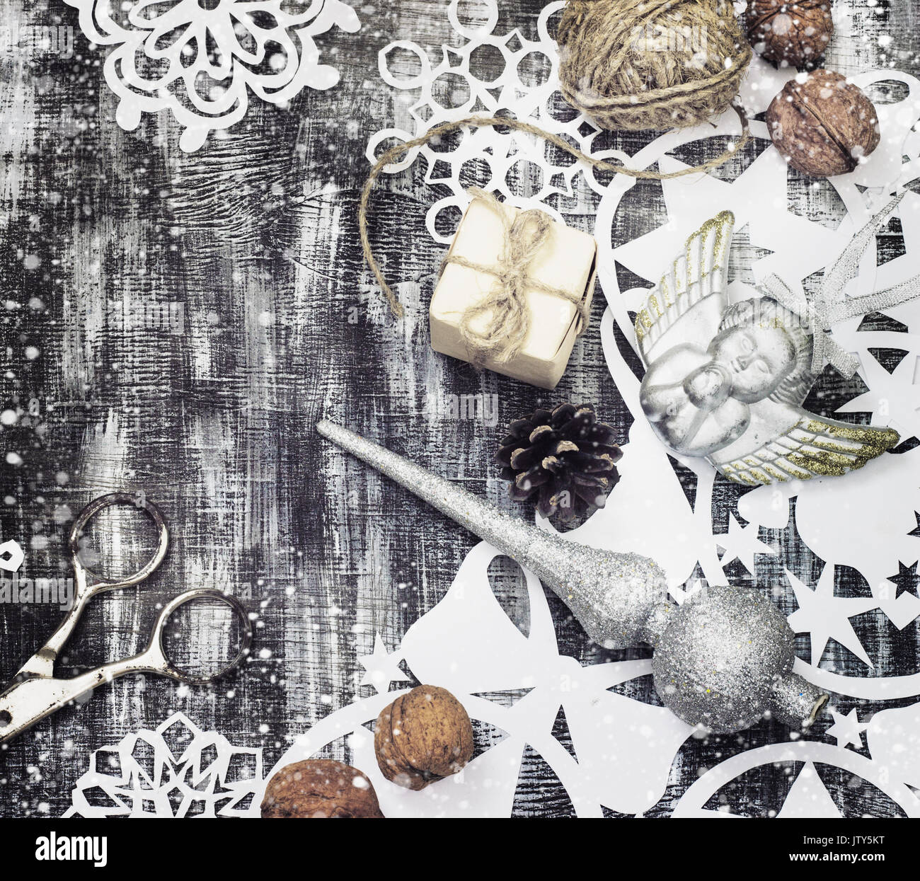 Flocons de couper plus de papier sur dark old arrière-plan avec l'emplacement pour un texte thème de Noël Banque D'Images