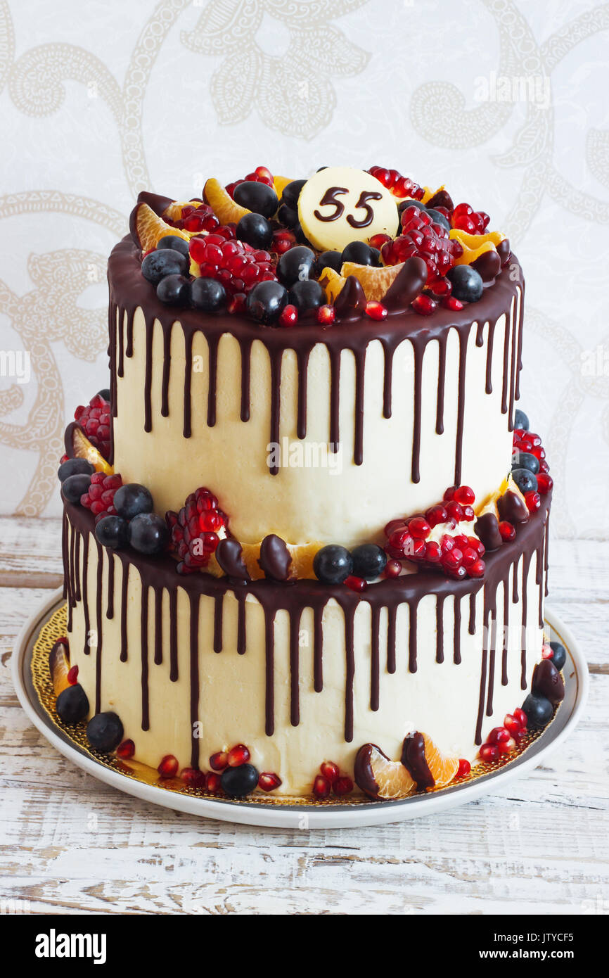 Deux Niveaux De Fete Gateau Avec Des Fruits Avec Des Traces De Chocolat Sur Un Fond Clair Vue De Dessus Photo Stock Alamy