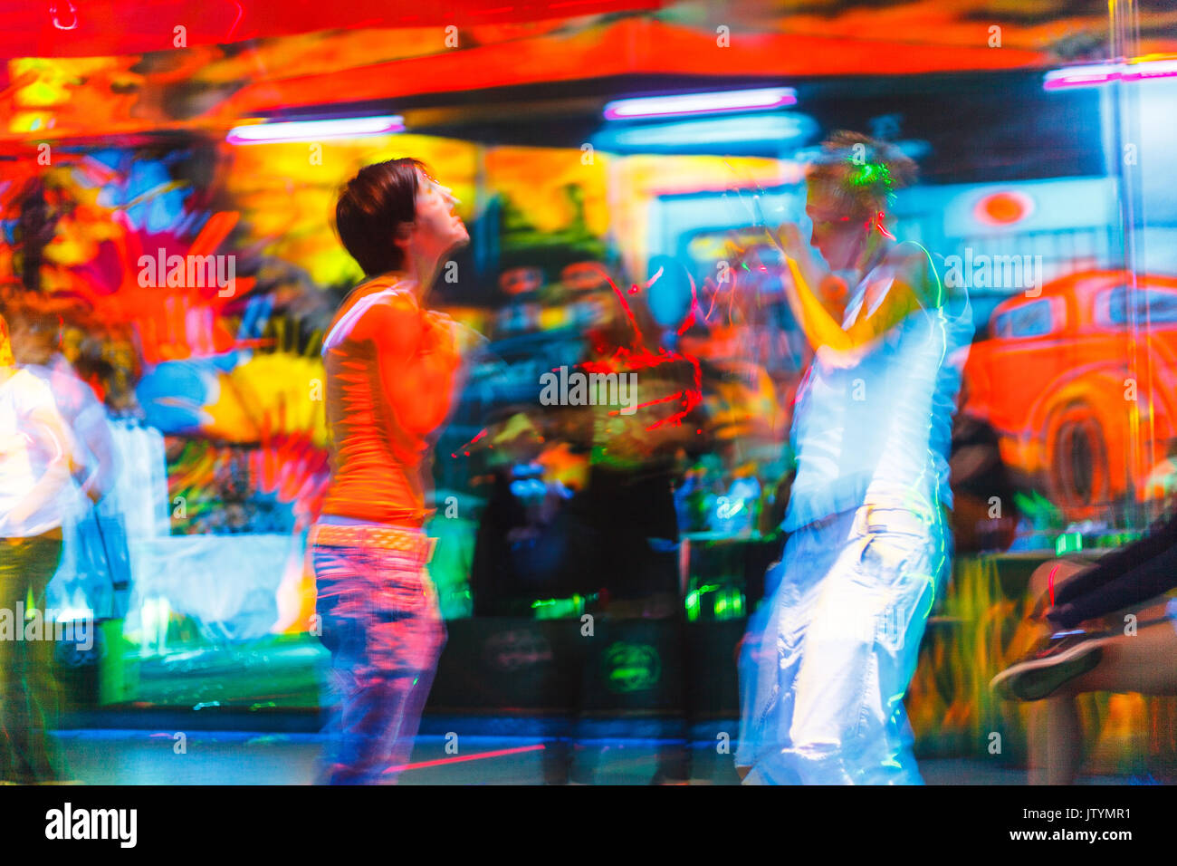 Les personnes ayant l'amusement dans une discothèque. effet de flou pour une touche artistique Banque D'Images