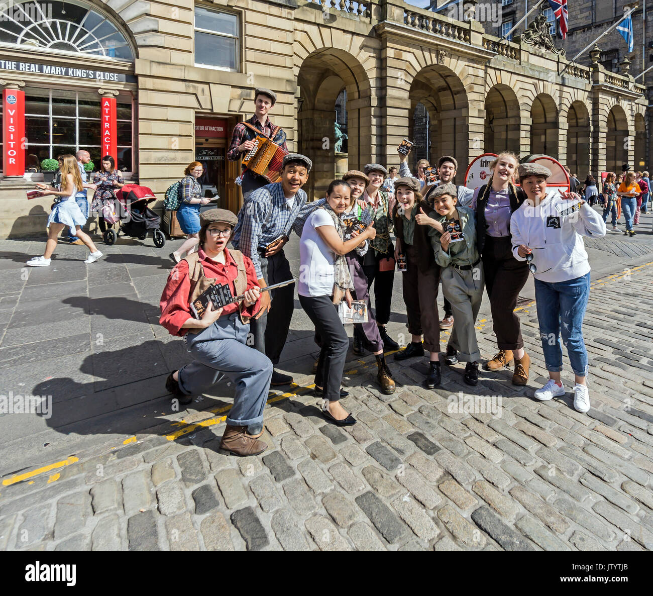 Groupe de Théâtre Babolin Phools la promotion de leur spectacle au Edinburgh Festival Fringe 2017 dans la rue principale de la Royal Mile Edinburgh Scotland UK Banque D'Images