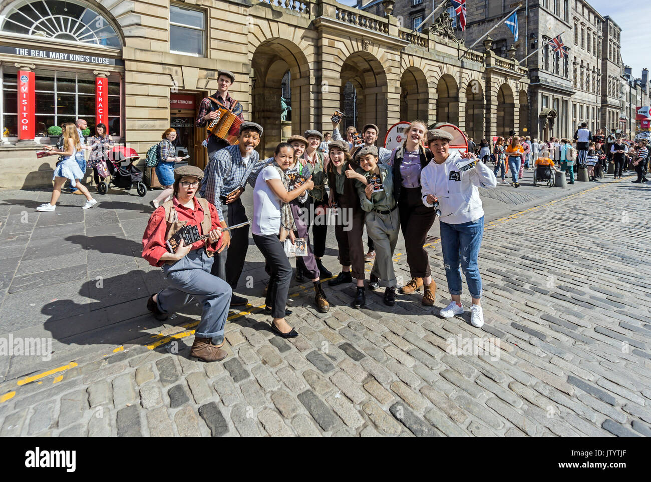 Groupe de Théâtre Babolin Phools la promotion de leur spectacle au Edinburgh Festival Fringe 2017 dans la rue principale de la Royal Mile Edinburgh Scotland UK Banque D'Images