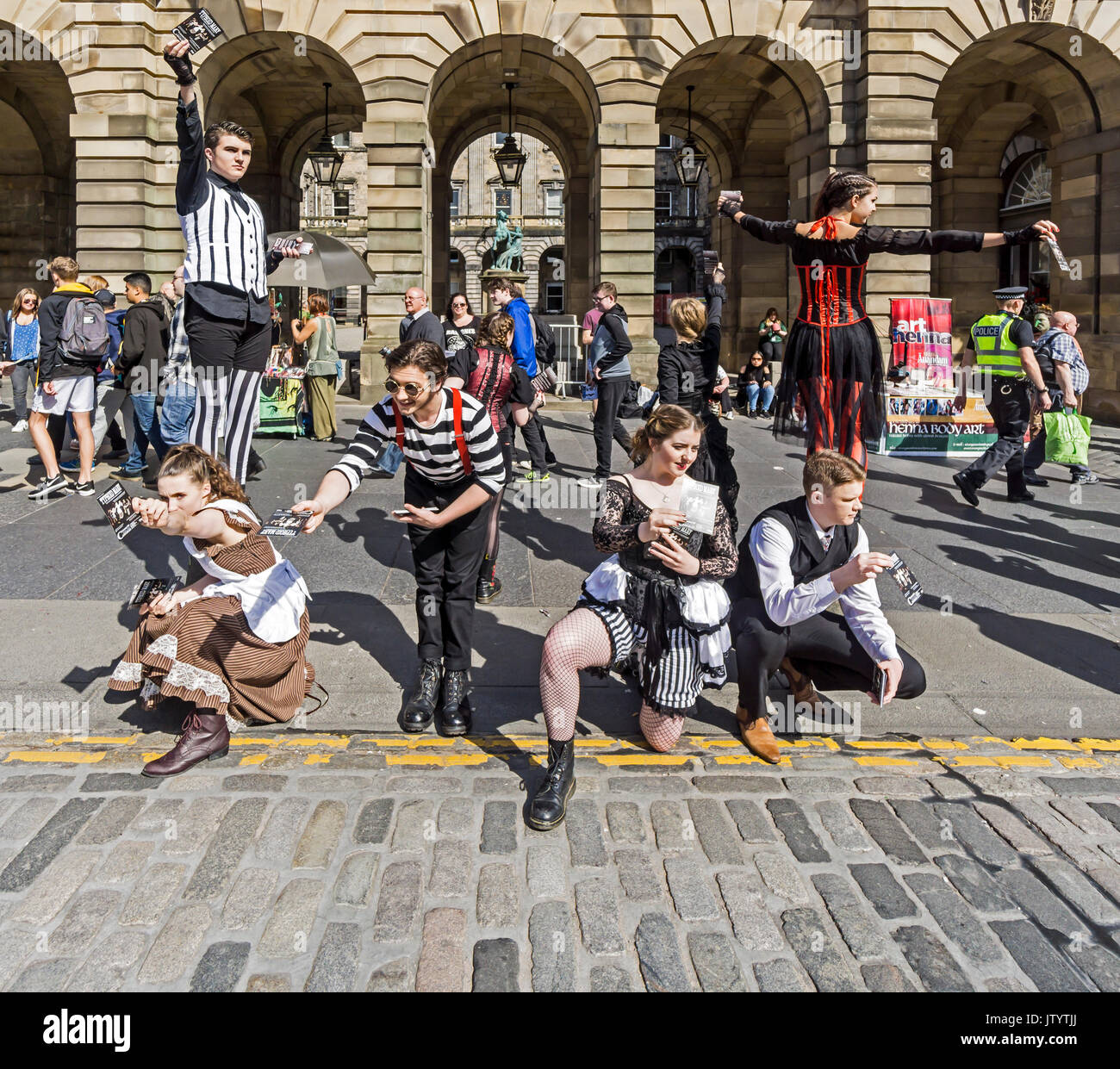 En dehors de la page La promotion de productions Mary typhoïde spectacle au Edinburgh Festival Fringe 2017 dans la rue principale de la Royal Mile Edinburgh Scotland UK Banque D'Images