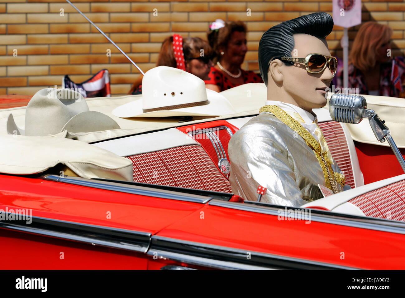 Deutschland, Hessen, Wettenberg Krofdorf-Gleiberg : Oldtimer Festival 'golden oldies', Elvis Puppe in einem Cadillac Eldorado. Banque D'Images