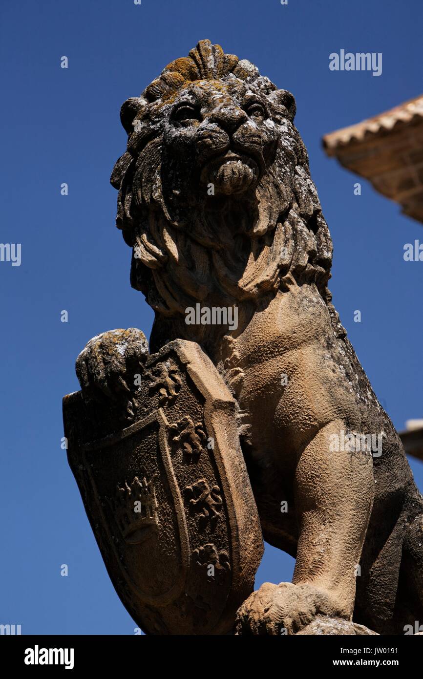 Sculpture de Lyon avec un bouclier comme emblème, hôpital de Santiago, Ubeda, Espagne, province de Jaén Banque D'Images