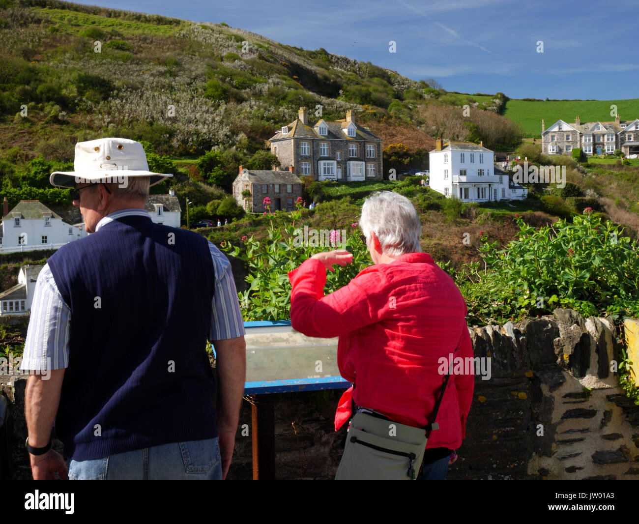 Les touristes viennent à Port Isaac en Cornouailles du nord pour voir les endroits pour la série télévisée Doc Martin. Ici des visiteurs consultent le chalet c'est la lo Banque D'Images