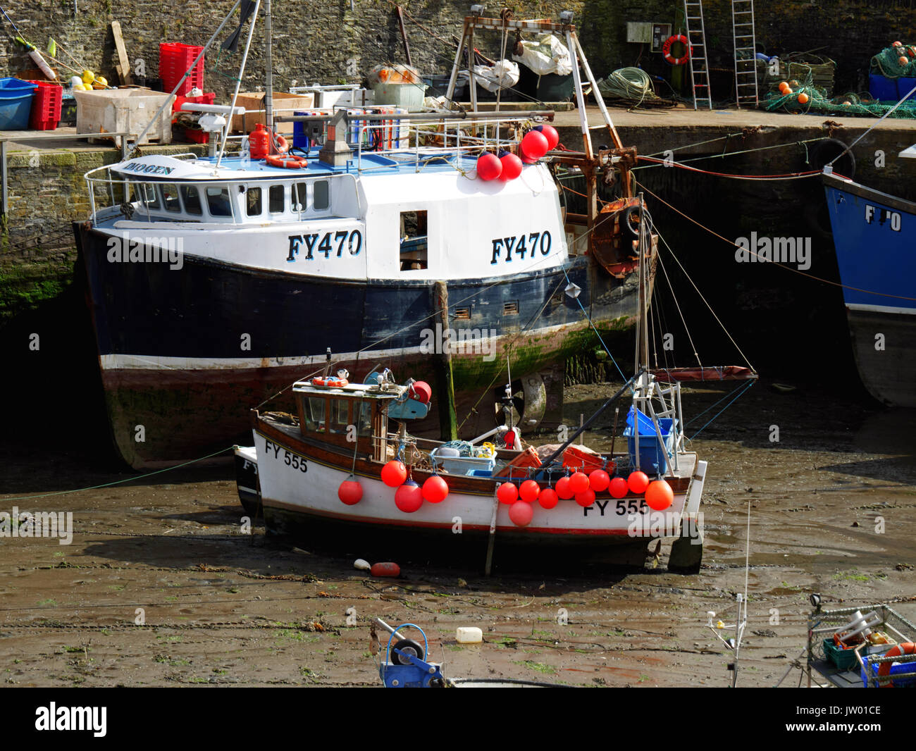 Des bateaux de pêche à marée basse, Mevagissey, Cornwall. Banque D'Images