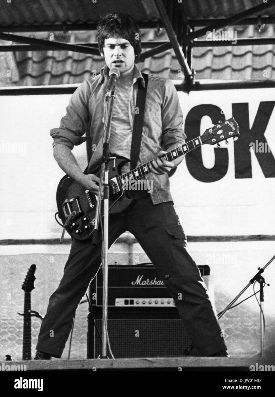 Danny Kustow, le guitariste du groupe Tom Robinson, il se produit sur la scène du festival rock contre le racisme au parc Victoria à Hackney, à Londres le 30 avril 1978. Banque D'Images