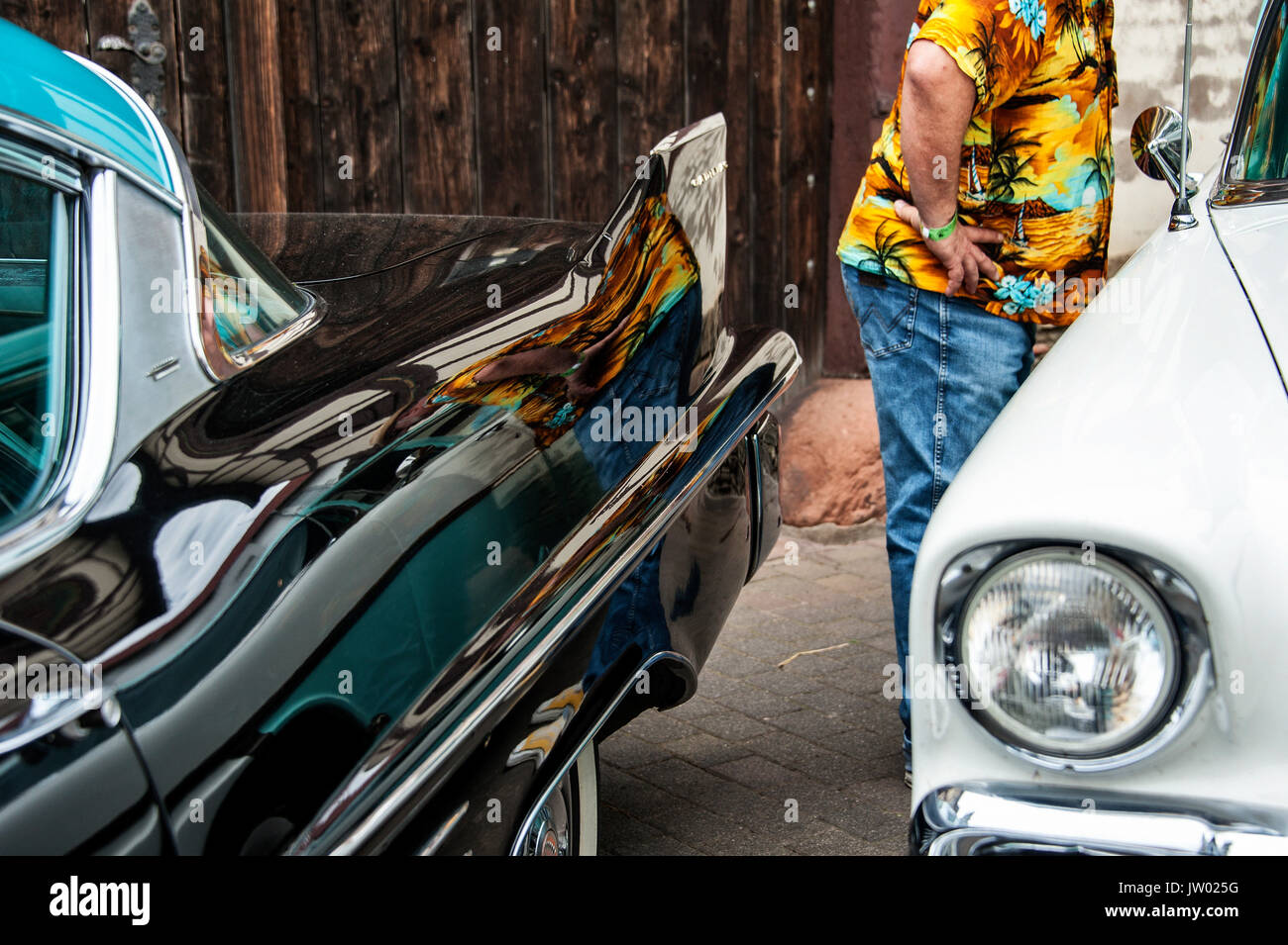 Deutschland, Hessen, Wettenberg Krofdorf-Gleiberg : Oldtimer Festival 'golden oldies', Mann Hawaii-Hemd Détails mit der Oldtimern. Banque D'Images