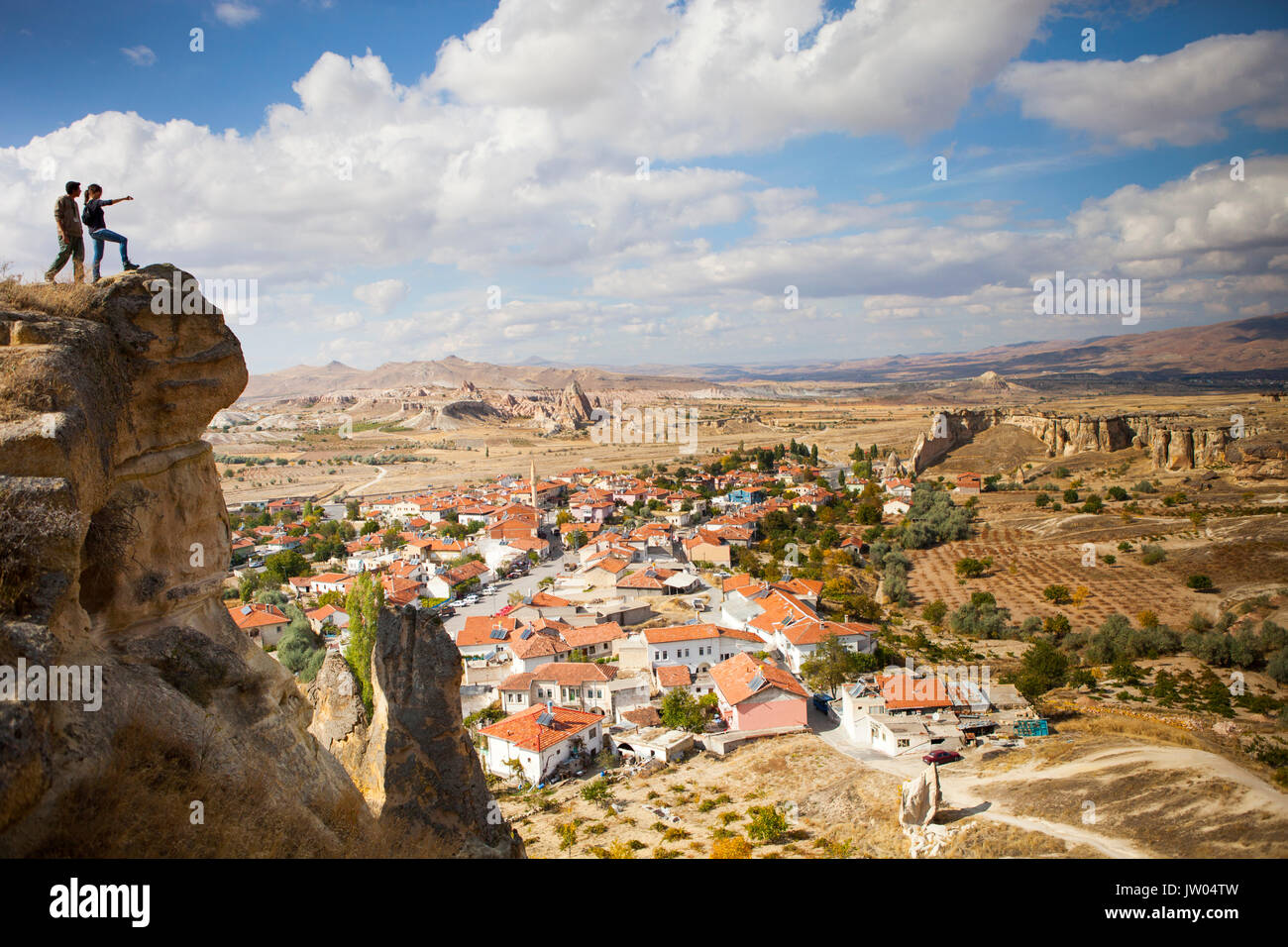 Deux randonneurs sur à Cavusin, un ancien village grec en Cappadoce en Turquie. Il a une 5ème siècle, l'église de Saint John, et une vue magnifique sur les vallées rouge et rose. Banque D'Images