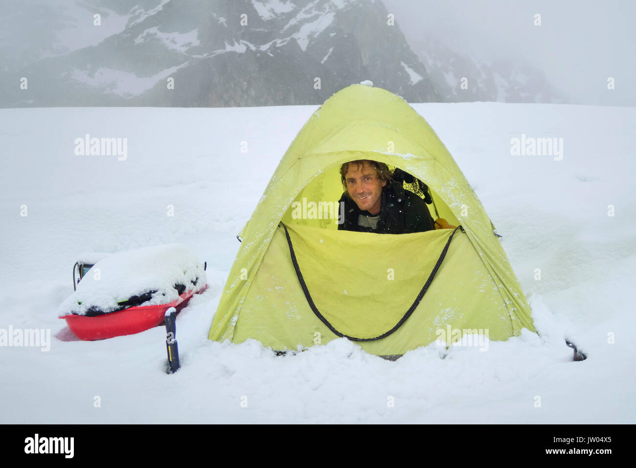 Un portrait de l'alpiniste et escalade ranger Shane traiter dans une tente sur les pentes de Denali en Alaska. Banque D'Images