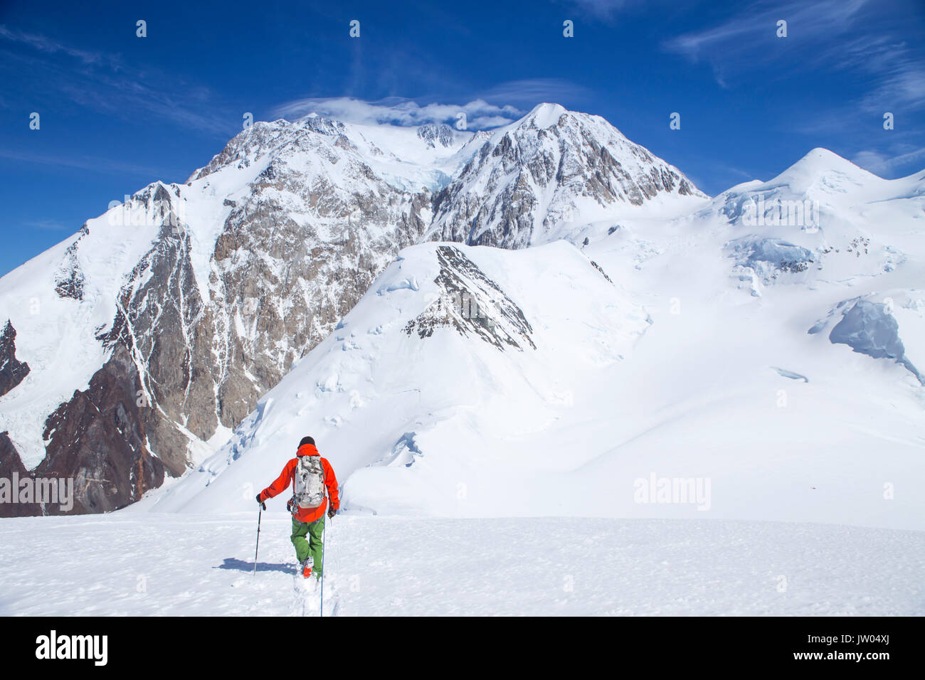 L'alpiniste en ordre décroissant Mont Capps, avec vues sur Denali en Alaska. Les grimpeurs sont reliés par une corde, pour les protéger de tomber au fond d'une crevasse de glacier. Denali National Park est un endroit idéal pour le ski de randonnée et l'escalade tours. Banque D'Images