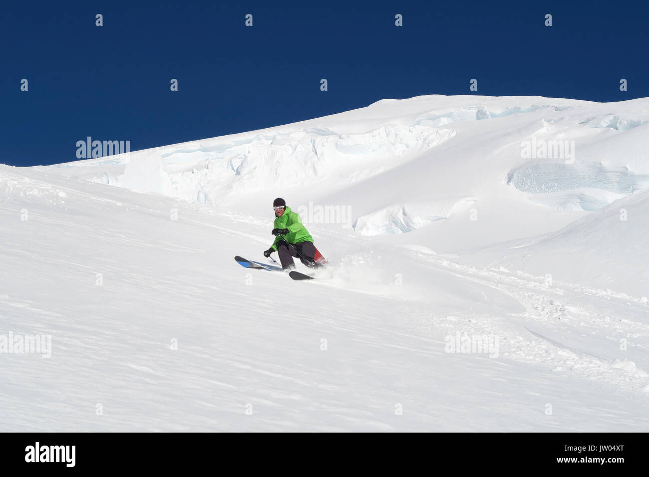 L'alpiniste est souriant quand une pente de ski du glacier à 4000 m sur Denali, en Alaska. Banque D'Images