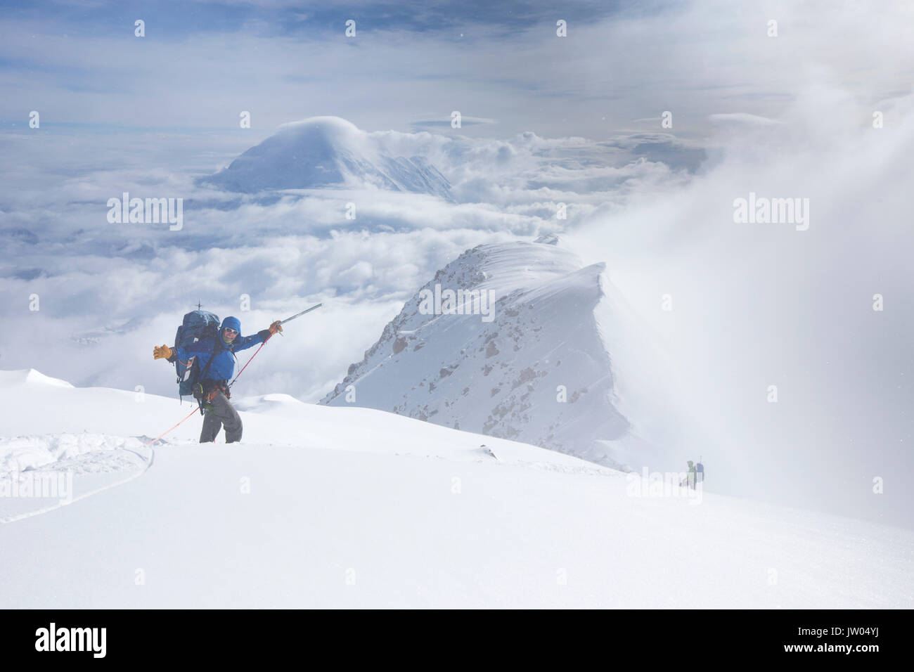 Les alpinistes descendent de Denali en Alaska, le plus haut sommet d'Amérique du Nord. Les nuages sont à venir. Banque D'Images