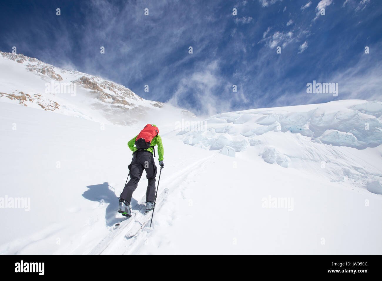 Un ski sur son chemin à 14,000 pieds sur Denali en Alaska. Banque D'Images