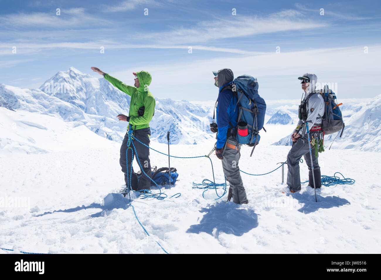 Les alpinistes sur le sommet du mont Capps, une montagne près de Denali en Alaska. Les grimpeurs sont reliés par une corde, pour les protéger de tomber au fond d'une crevasse de glacier. Denali National Park est un endroit idéal pour le ski de randonnée et l'escalade tours. Banque D'Images