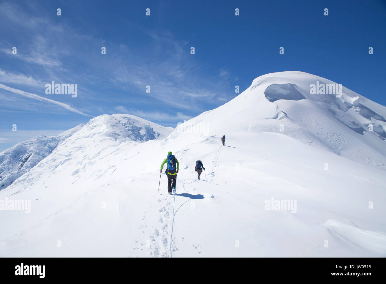 Les alpinistes en route pour le sommet du dôme Kahiltna, une montagne près de Denali en Alaska. Les grimpeurs sont reliés par une corde, pour les protéger de tomber au fond d'une crevasse de glacier. Denali National Park est un endroit idéal pour le ski de randonnée et l'escalade tours. Banque D'Images
