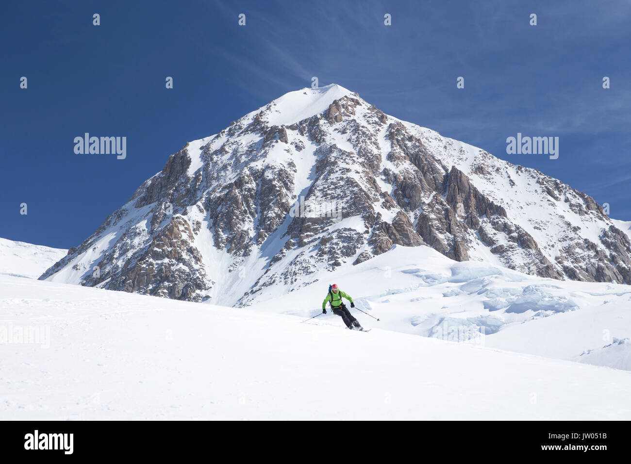 L'alpiniste est souriant quand une pente de ski du glacier à 4000 m sur Denali, en Alaska. Banque D'Images