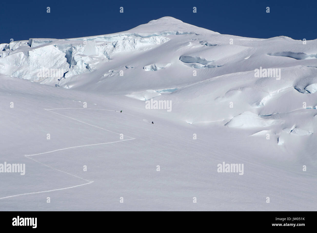 Les alpinistes sont en bas d'une pente de ski à 12,000 pieds sur Denali, en Alaska. Banque D'Images