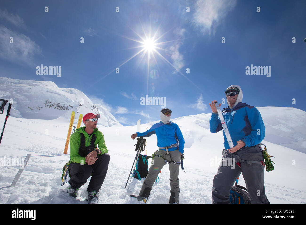 Denali National Park Ranger Service Frank Preston est montrant un piquet de neige à Phunuru Sherpa. En 2009, le guide de haute montagne népalais a été le premier à participer au programme d'échange de Sherpa, organisé par le Centre d'Escalade Khumbu pour partager des idées et de sauvetage d'alpinisme entre l'Alaska et le Himalaya. Banque D'Images