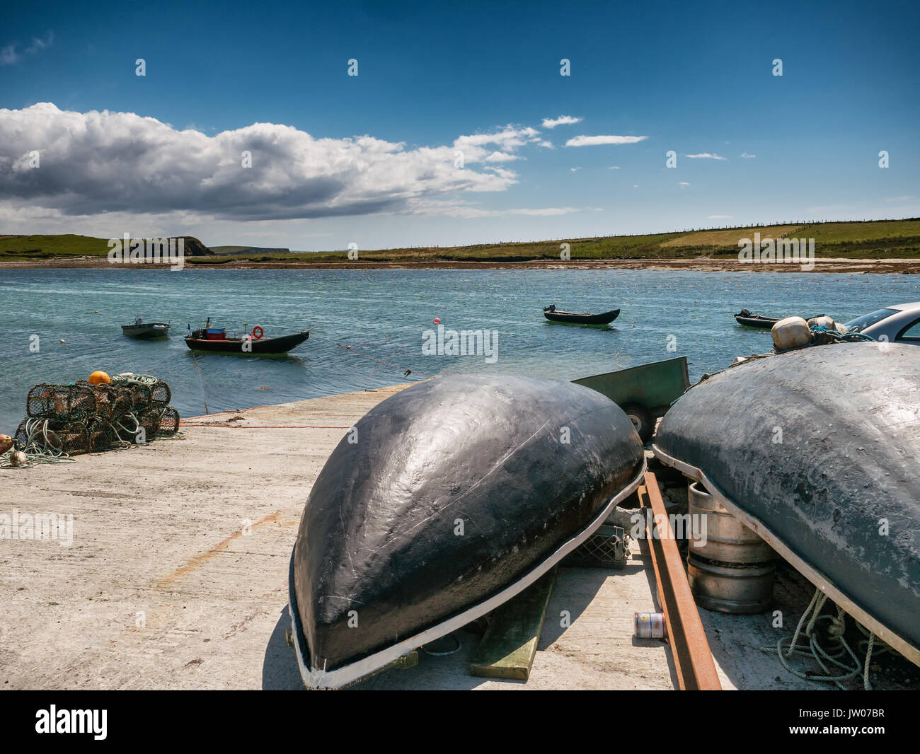 Les bateaux de pêche traditionnels irlandais navires dans le comté de Galway, près de Letterfrack, Irlande Banque D'Images