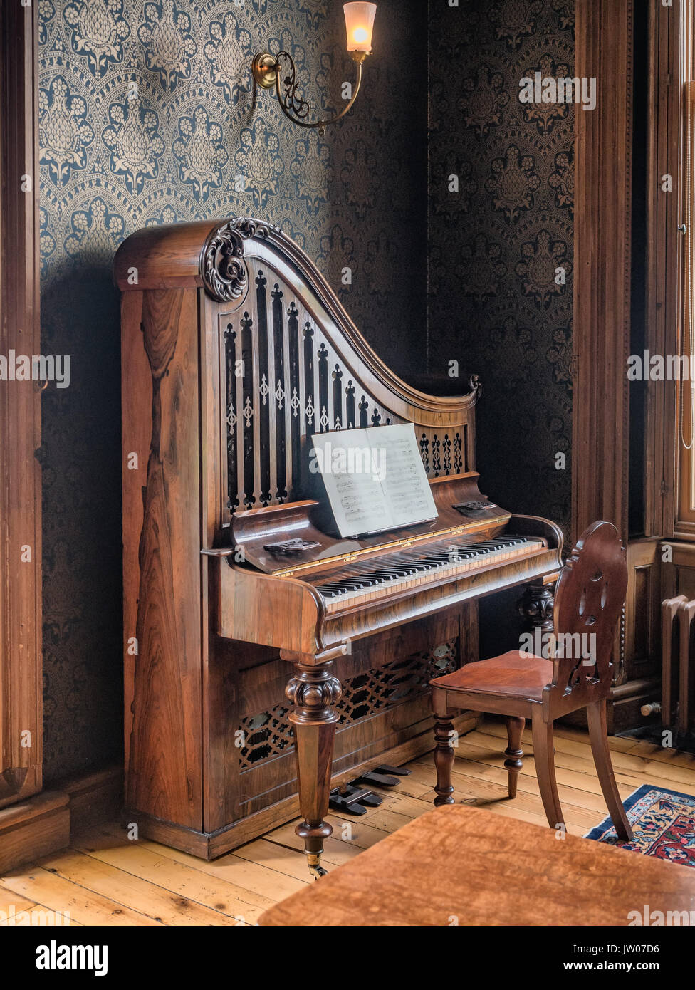 Piano droit dans le Countrylife museum à Castlebar dans le comté de Mayo en Irlande Banque D'Images