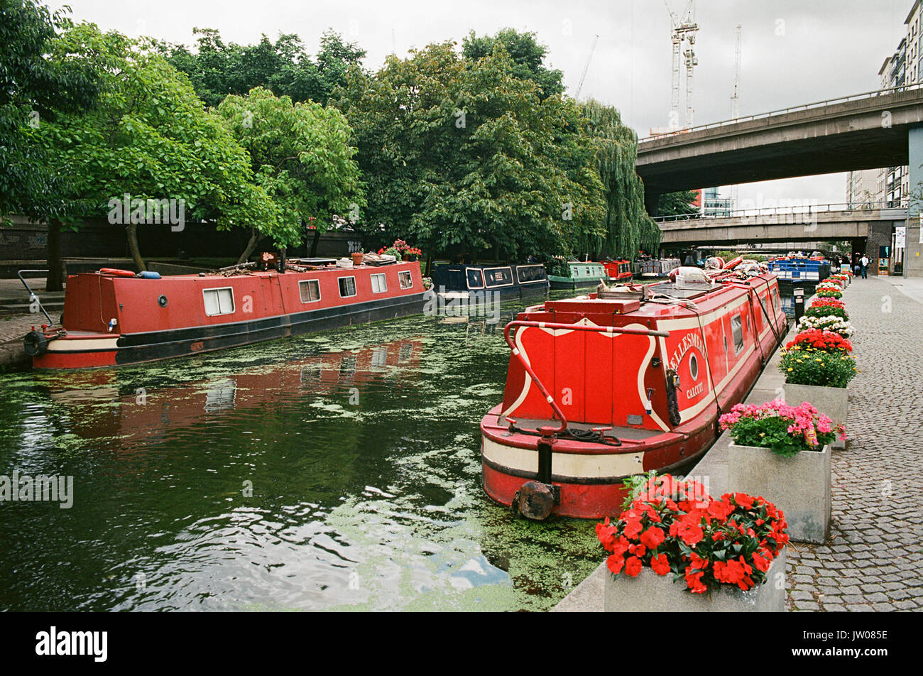 Narrowboats sur le Regents Canal à Paddington, Londres UK Banque D'Images