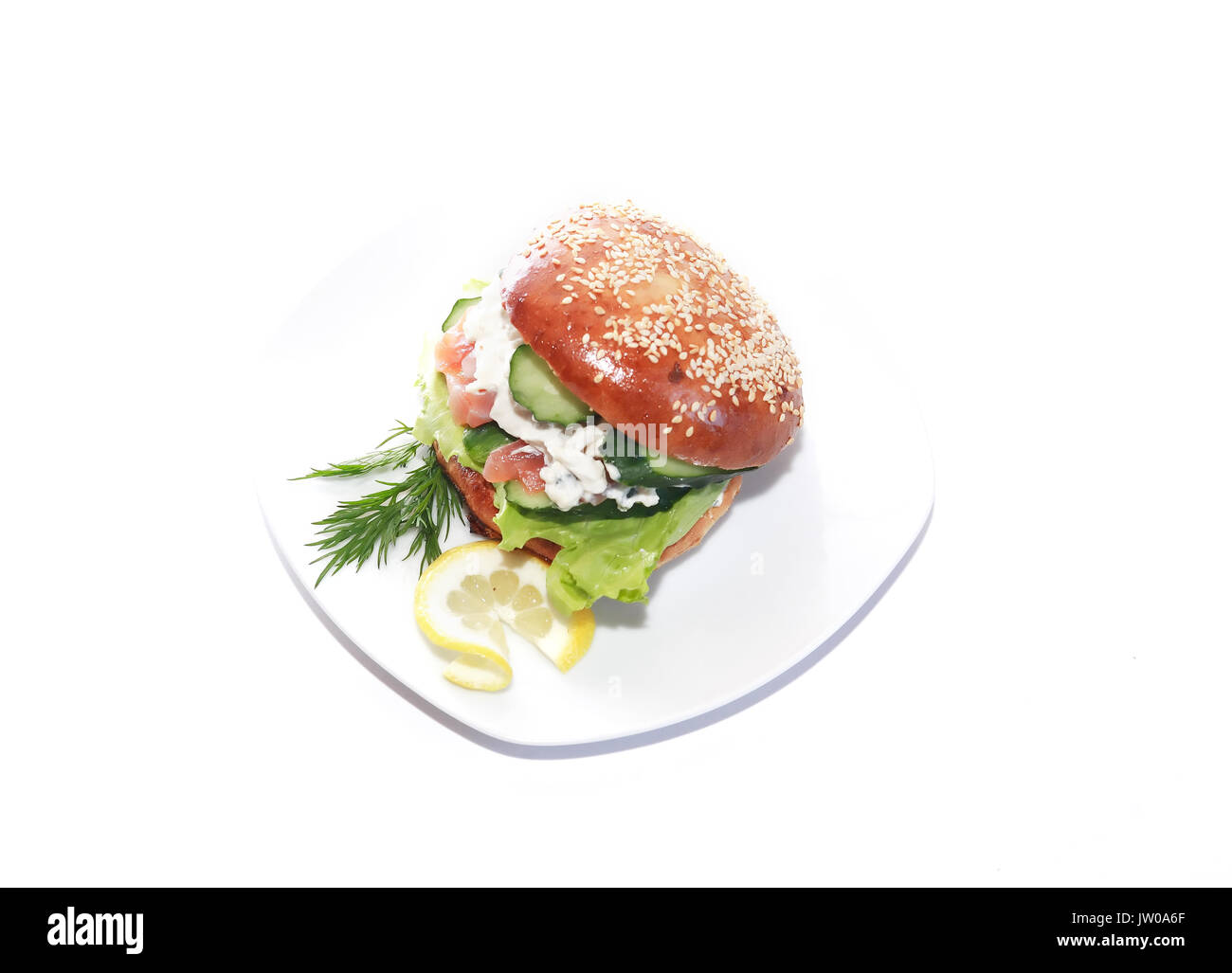 La fraîcheur du poisson délicieux sandwich sur plaque contre fond blanc Banque D'Images