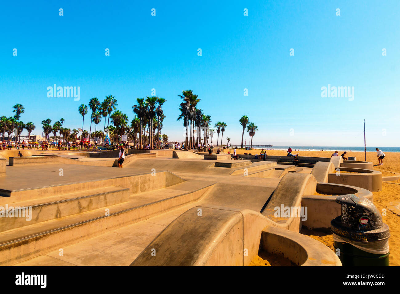 Skatepark au célèbre Venice Beach. Le Skate Board Park avec ses rampes en béton et de palmiers est très célèbre et populaire en Californie. Banque D'Images