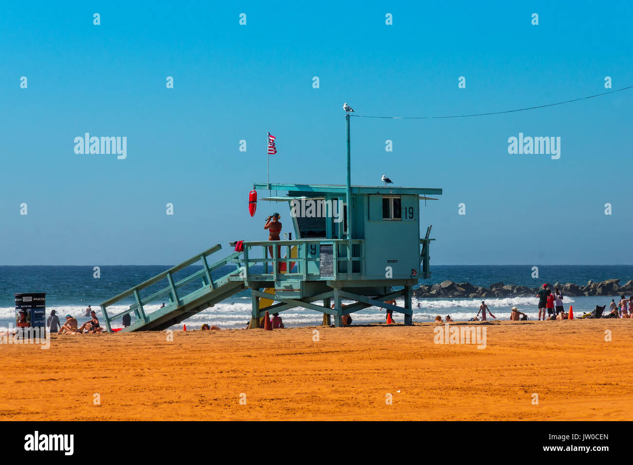 Lifeguard Tower with woman lifeguard en service à la plage de Santa Monica. Baywatch tower avec ciel coloré et de la plage. Banque D'Images