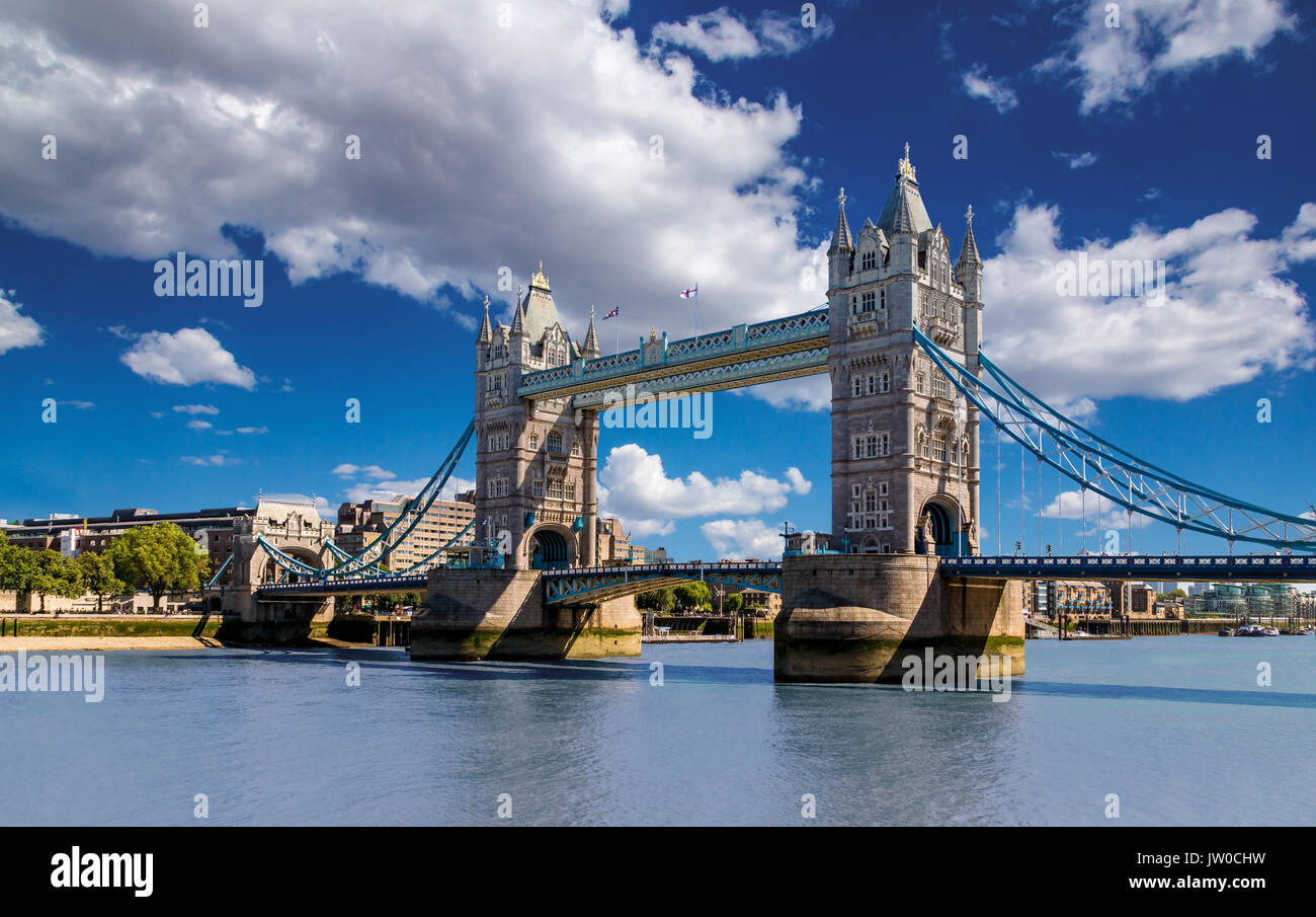 Tower Bridge à Londres, Royaume-Uni. Le pont est l'un des sites les plus connus en Grande-Bretagne, en Angleterre Banque D'Images