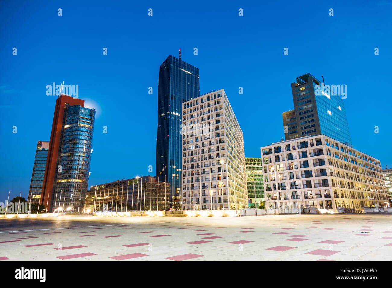 Gratte-ciel et de l'architecture moderne à Vienne Autriche dans la nuit Banque D'Images