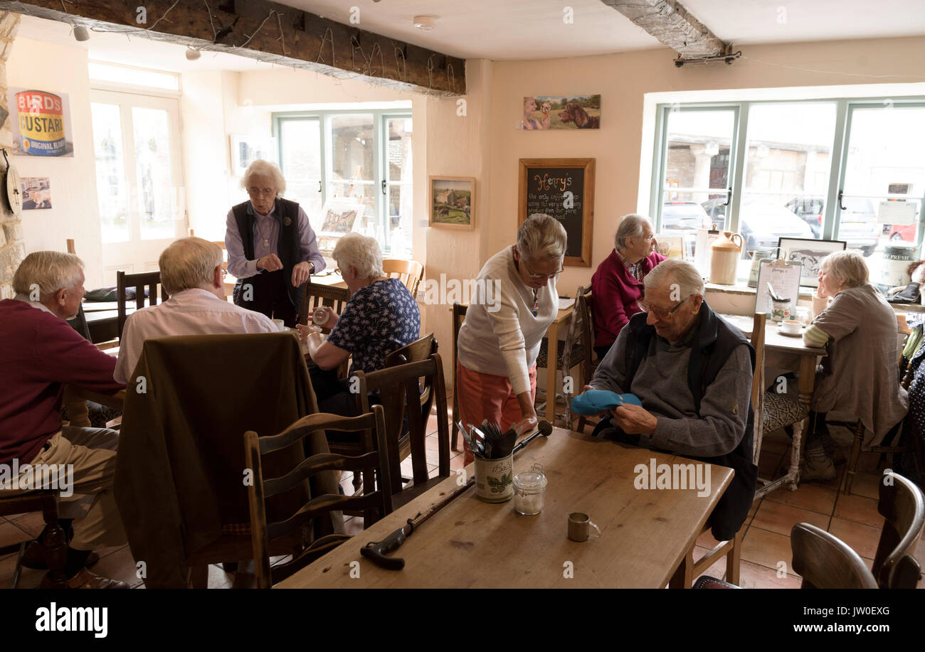 Les membres de la communauté se réunissent dans un café à Minchinhampton dans les Cotswolds Gloucestershire England UK Banque D'Images Les membres de la communauté se réunissent dans un café à Minchinhampton dans les Cotswolds Gloucestershire England UK Banque D'Images