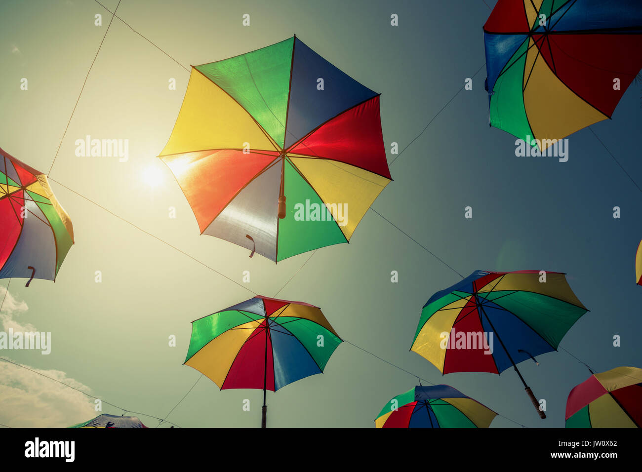 Parapluie coloré décoration de rue avec la lumière du soleil. Vintage tone  Photo Stock - Alamy