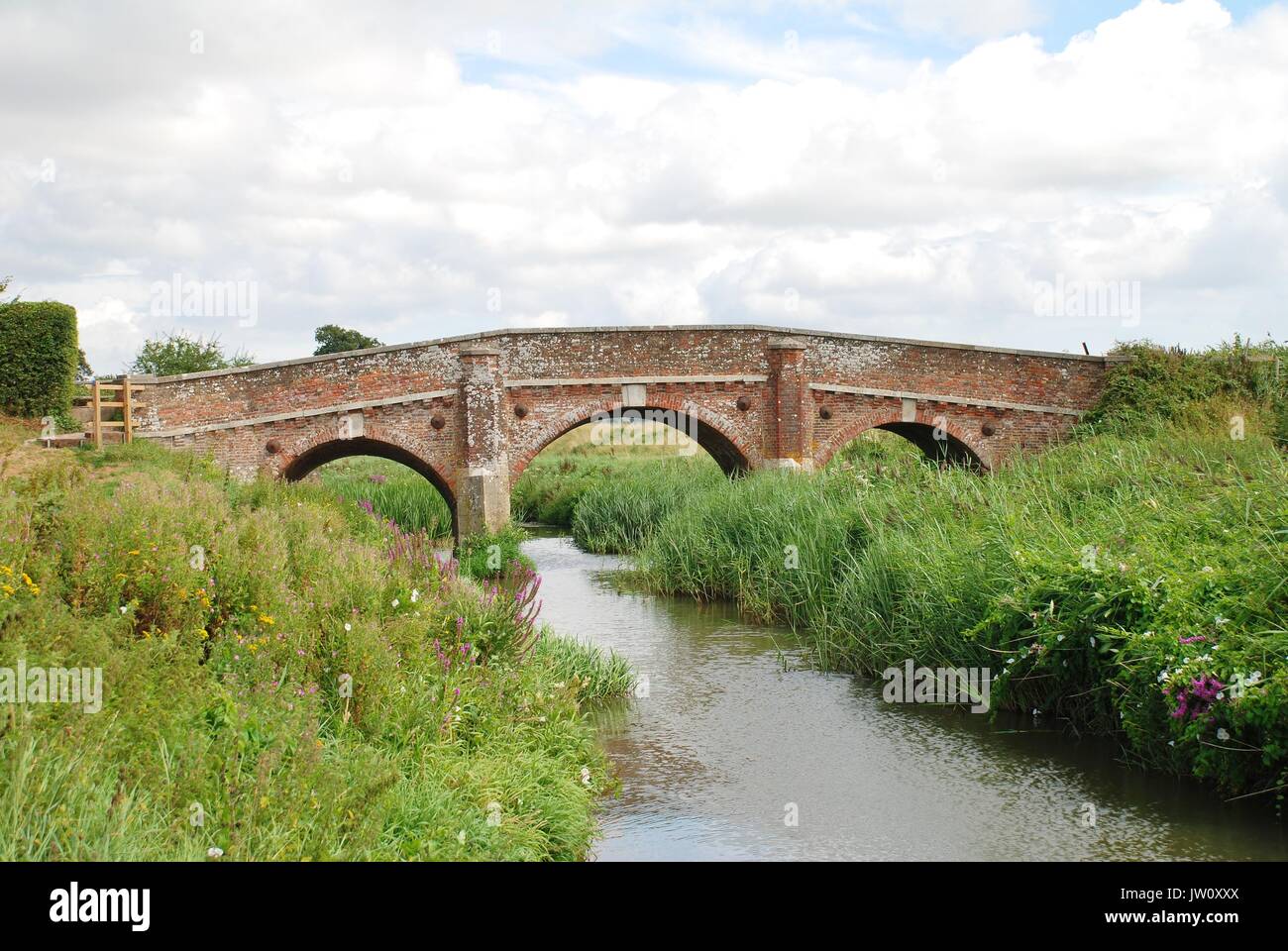 La seule piste hump back road bridge traversant la rivière Rother à Eischoll dans l'East Sussex, Angleterre. Le pont a été construit en 1797 par Richard Louch. Banque D'Images