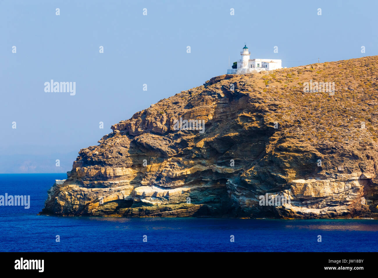 Phare traditionnel le matin dans l'île de Kéa. L'un des plus anciens phares du réseau phare grec. Banque D'Images