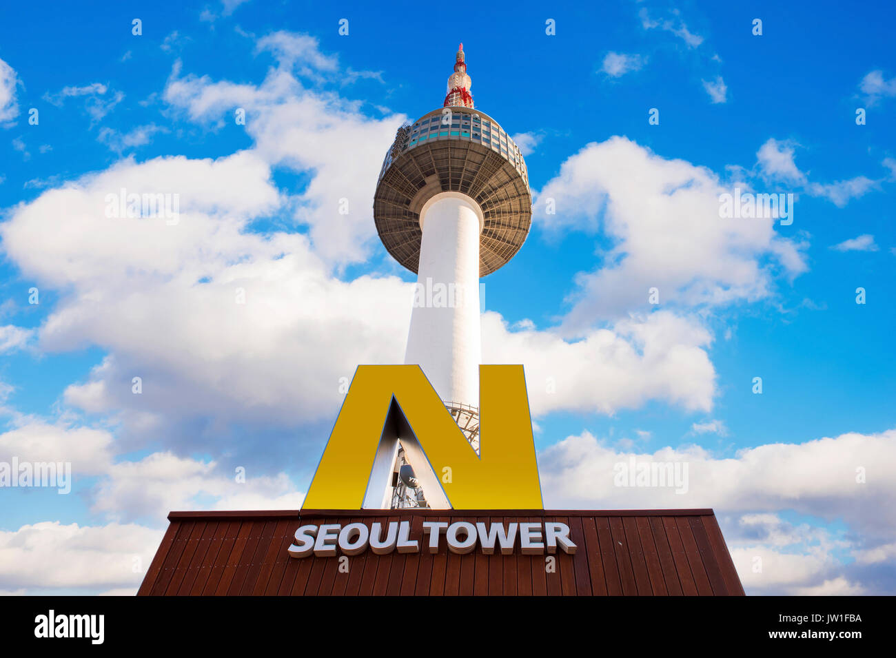 Séoul, Corée du Sud - 01 février : N Séoul tour situé sur la montagne Namsan au centre de Séoul sur février 01,2015 à Séoul, Corée du Sud. Banque D'Images