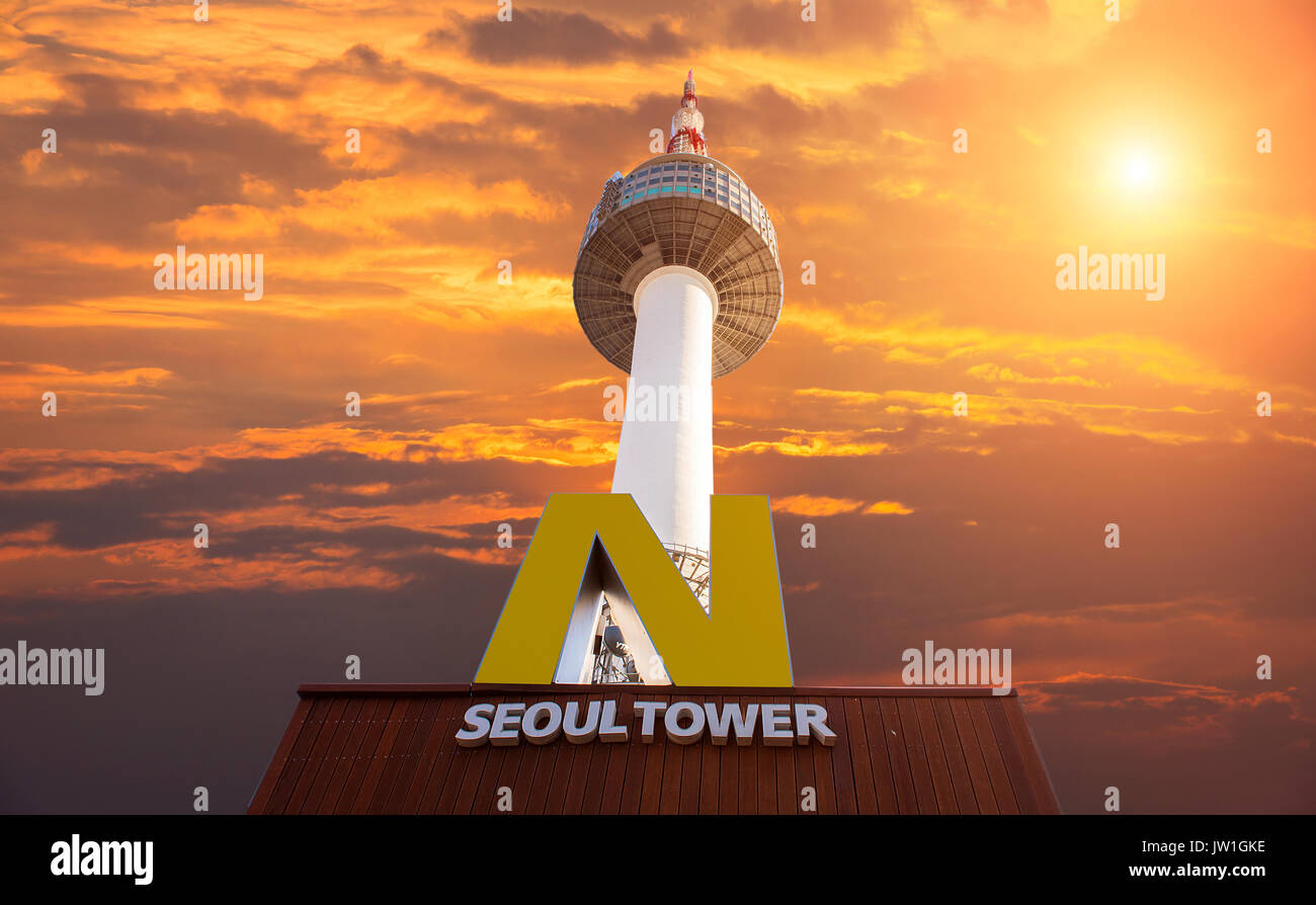 Séoul - le 27 mars : La Tour N de Séoul situé sur la montagne Namsan au centre de Séoul.Photo prise sur Mars 27,2015 à Séoul, Corée du Sud. Banque D'Images