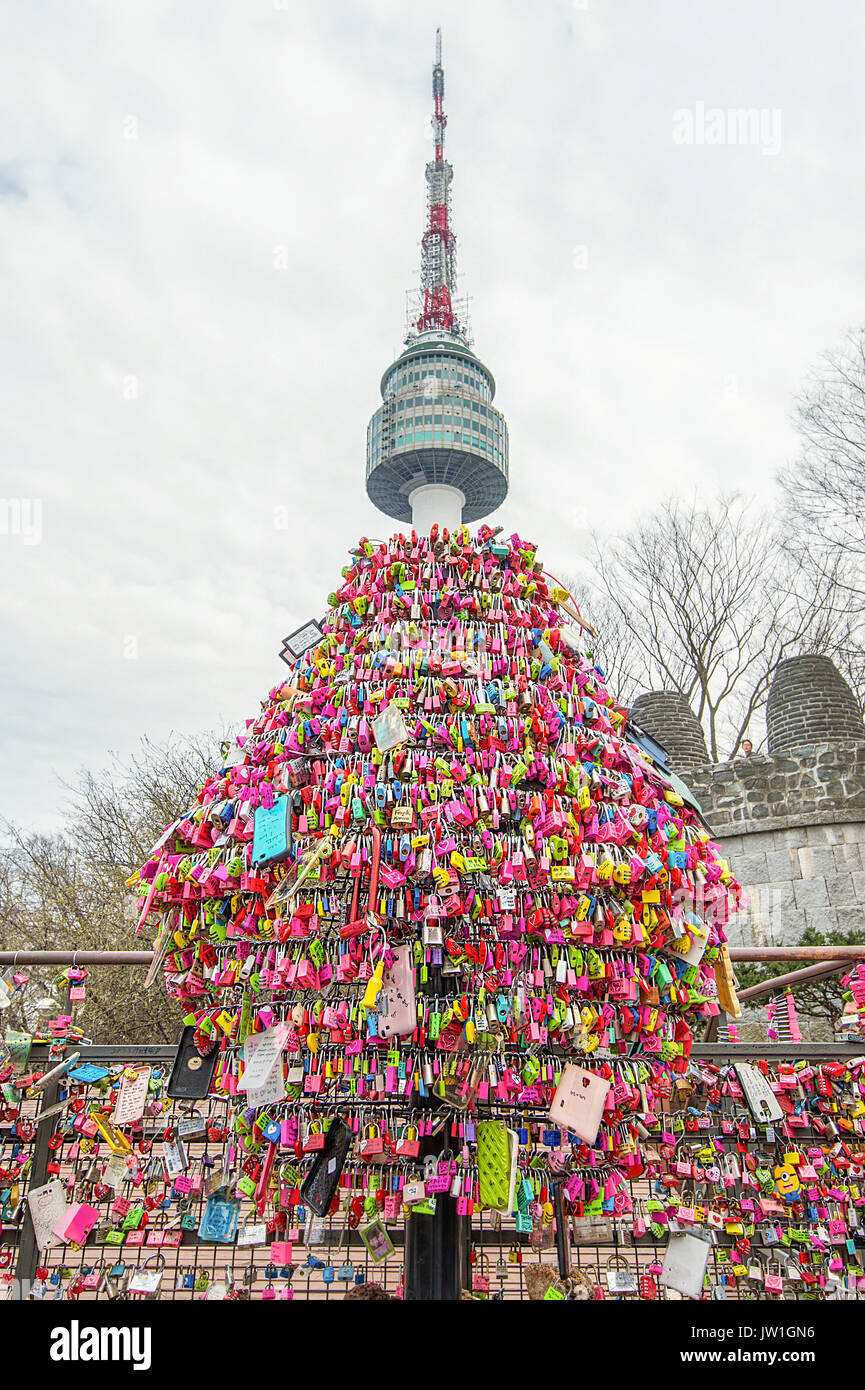 Séoul - le 28 mars : Amour cadenas à Tour N de Séoul ou des serrures de l'amour est une coutume dans certaines cultures qui symbolise leur amour sera verrouillé pour toujours à S Banque D'Images