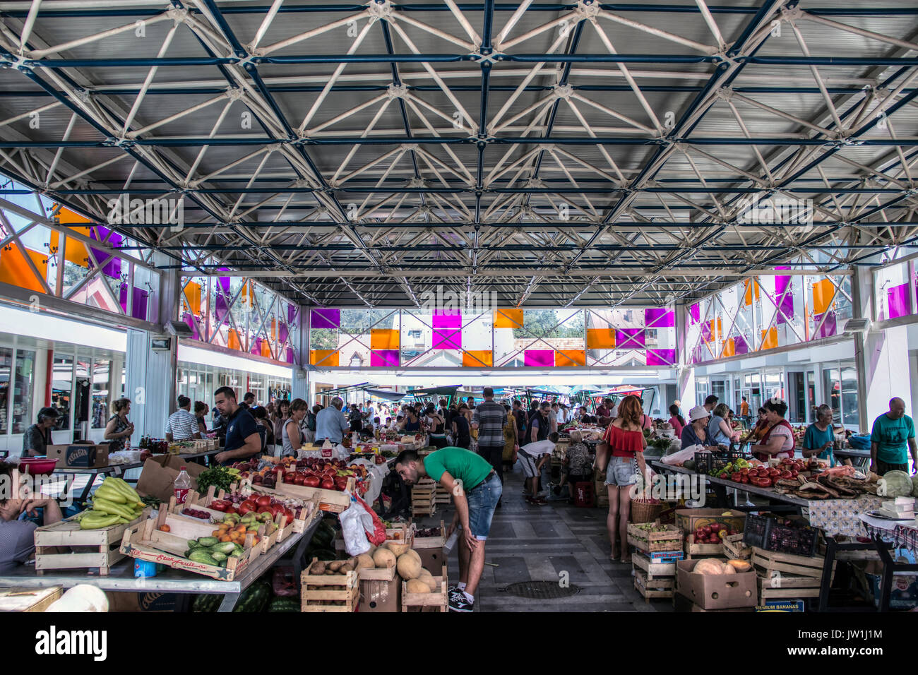 Cetinje, Monténégro - consommateurs locaux l'épicerie au marché vert Banque D'Images