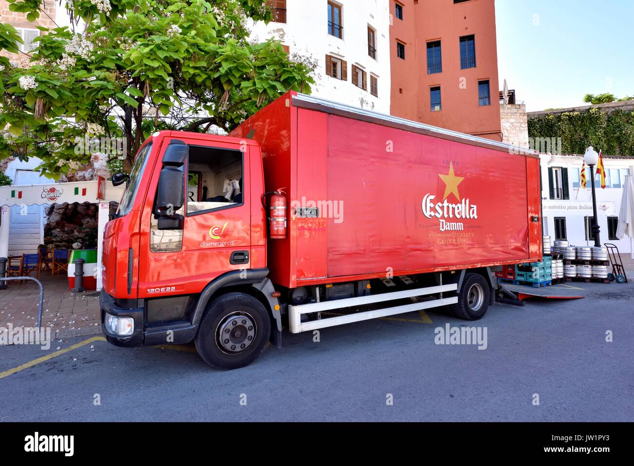 Des camions de livraison de la prestation de barils et de caisses de bière Minorque Minorque Banque D'Images