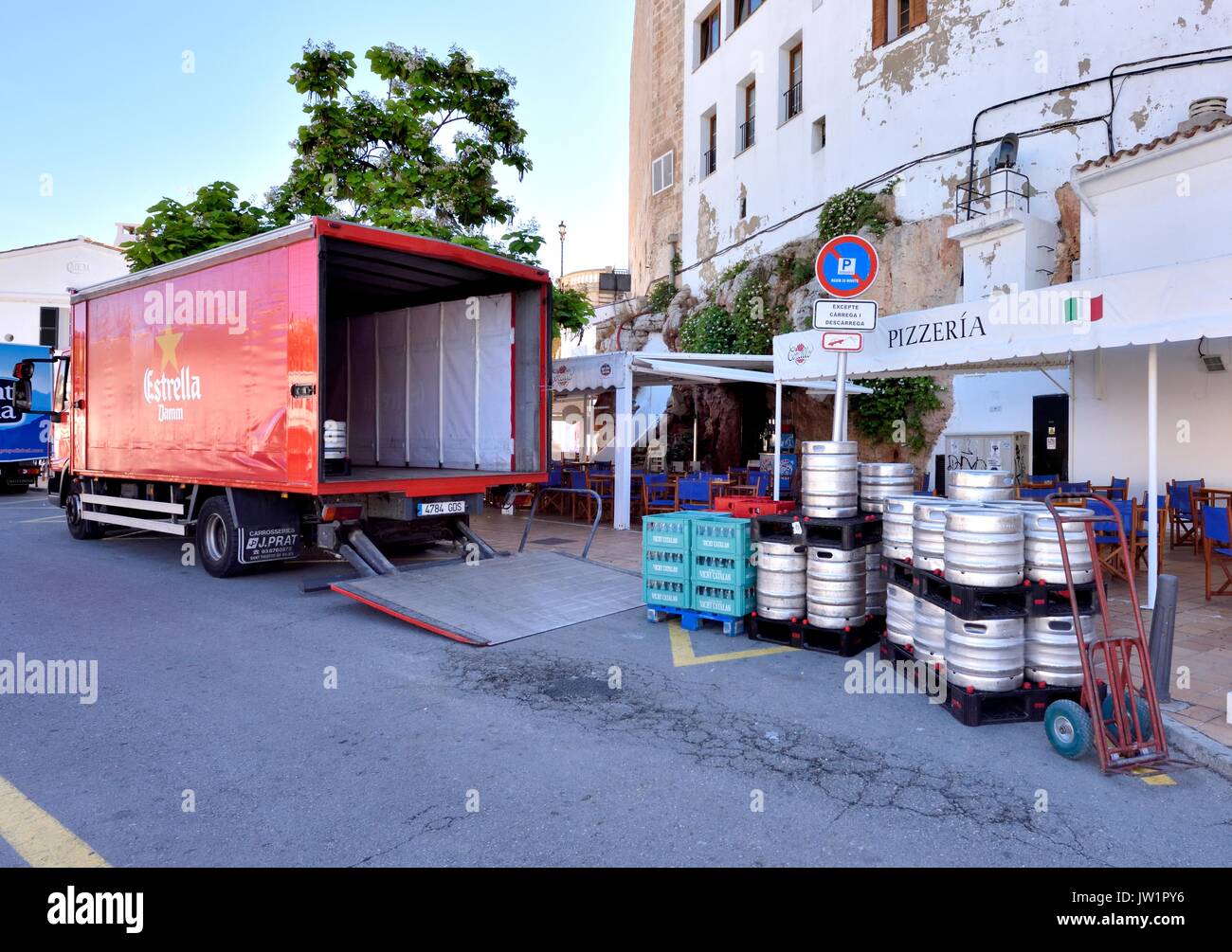 Des camions de livraison de la prestation de barils et de caisses de bière Minorque Minorque Banque D'Images