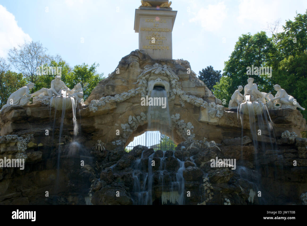 Vienne, AUTRICHE - avril 30th, 2017 : voir l'Obélisque d'Obeliskbrunnen Fontaine, dans le parc du palais de Schonbrunn Banque D'Images